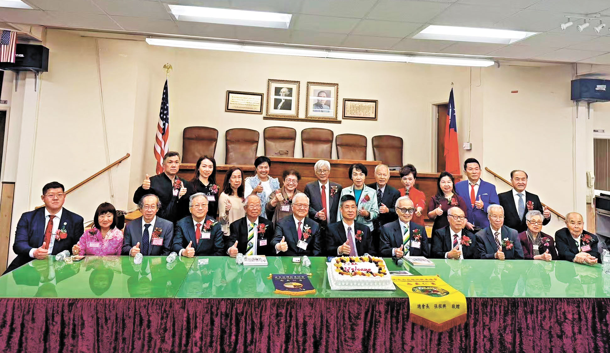龍岡親義公所世界總會代表與羅省中華會館出席嘉賓大合照。中華會館提供