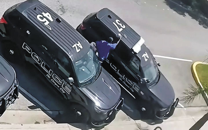 監視器畫面顯示瓦倫西亞離開警局，進入一輛未上鎖的巡邏休旅警車。阿祖薩警察局