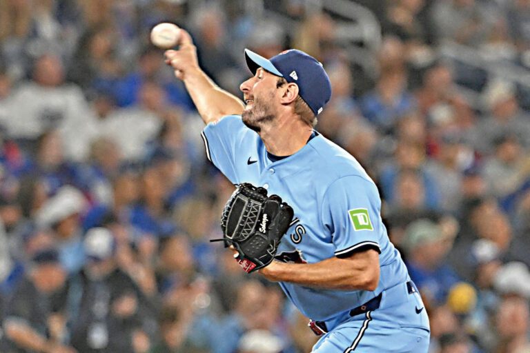 薛哲在比賽中投球。路透社