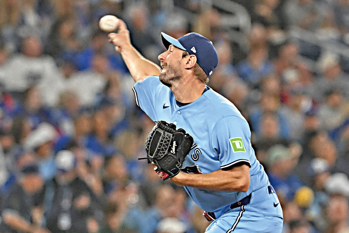 薛哲在比賽中投球。路透社