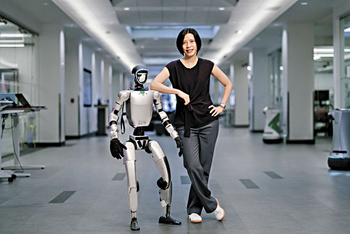 史丹福大學工程學院電腦學劉教授訓練人形機器人。Andrew Brodhead攝/史丹福大學