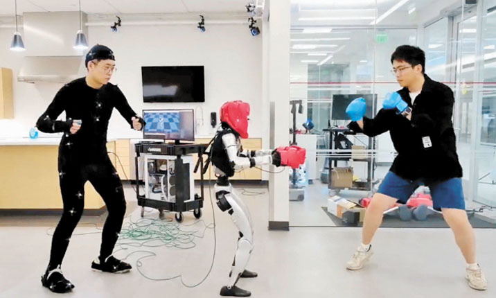 史大「運動實驗室」正在訓練人形機器人的肢體扭動。史大「運動實驗室」網站