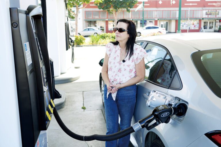 Uber司機舍曼—沙弗在油站為汽車加油。美聯社