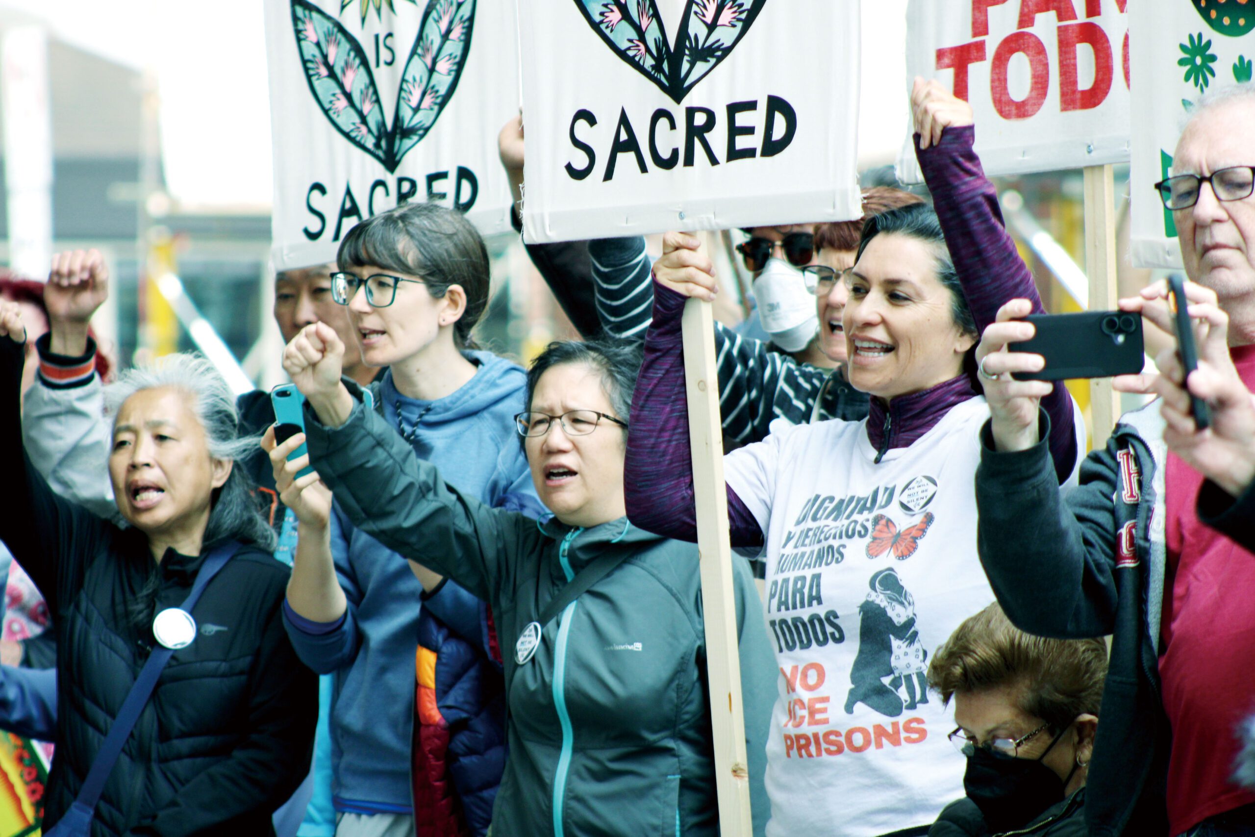 示威者在ICE辦公室前高呼口號，要求停止驅逐移民。記者陳程威攝