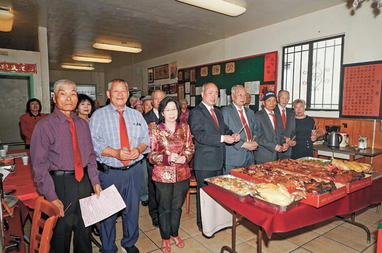 各科職員向關聖帝君暨五祖神位、天官門神、五方土地神位行三鞠躬，行獻禮。譚國亮攝