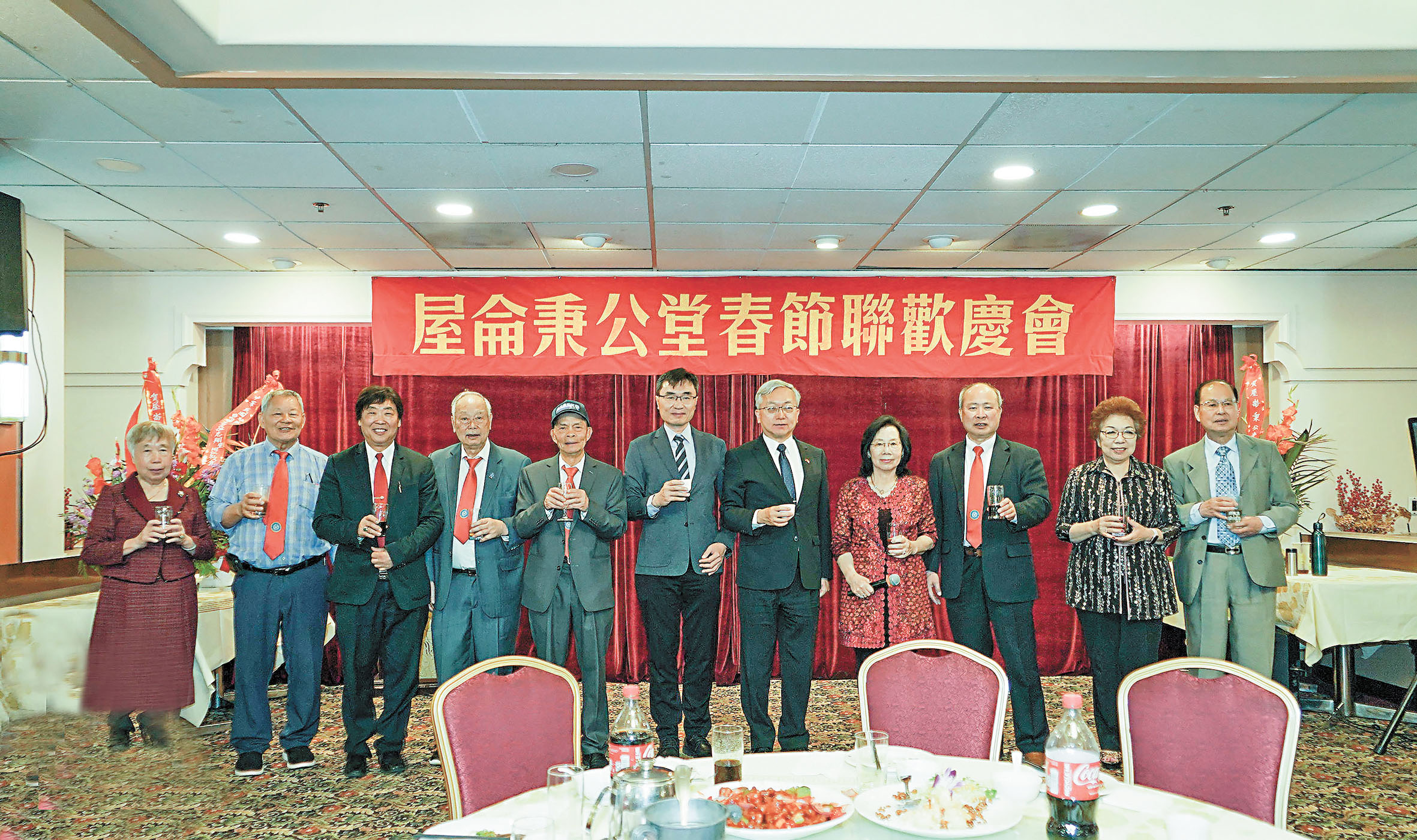 首長向嘉賓敬酒，祝馬年吉祥如意。譚國亮攝