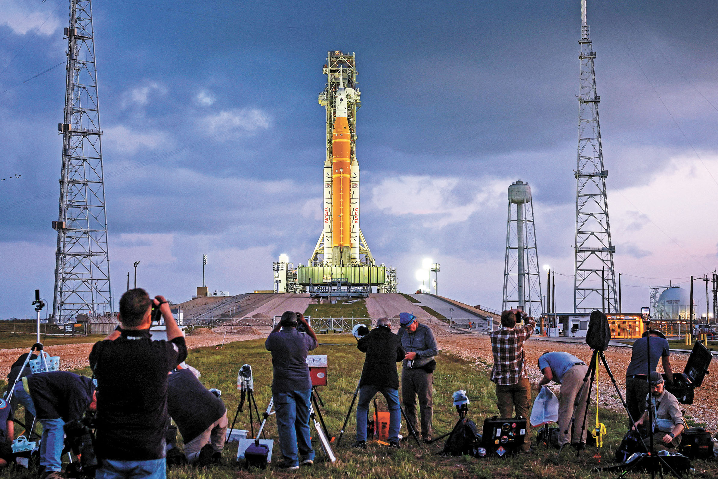 佛州甘迺迪太空中心，人們架起相機準備拍攝「阿提米絲2號」發射場景。路透社