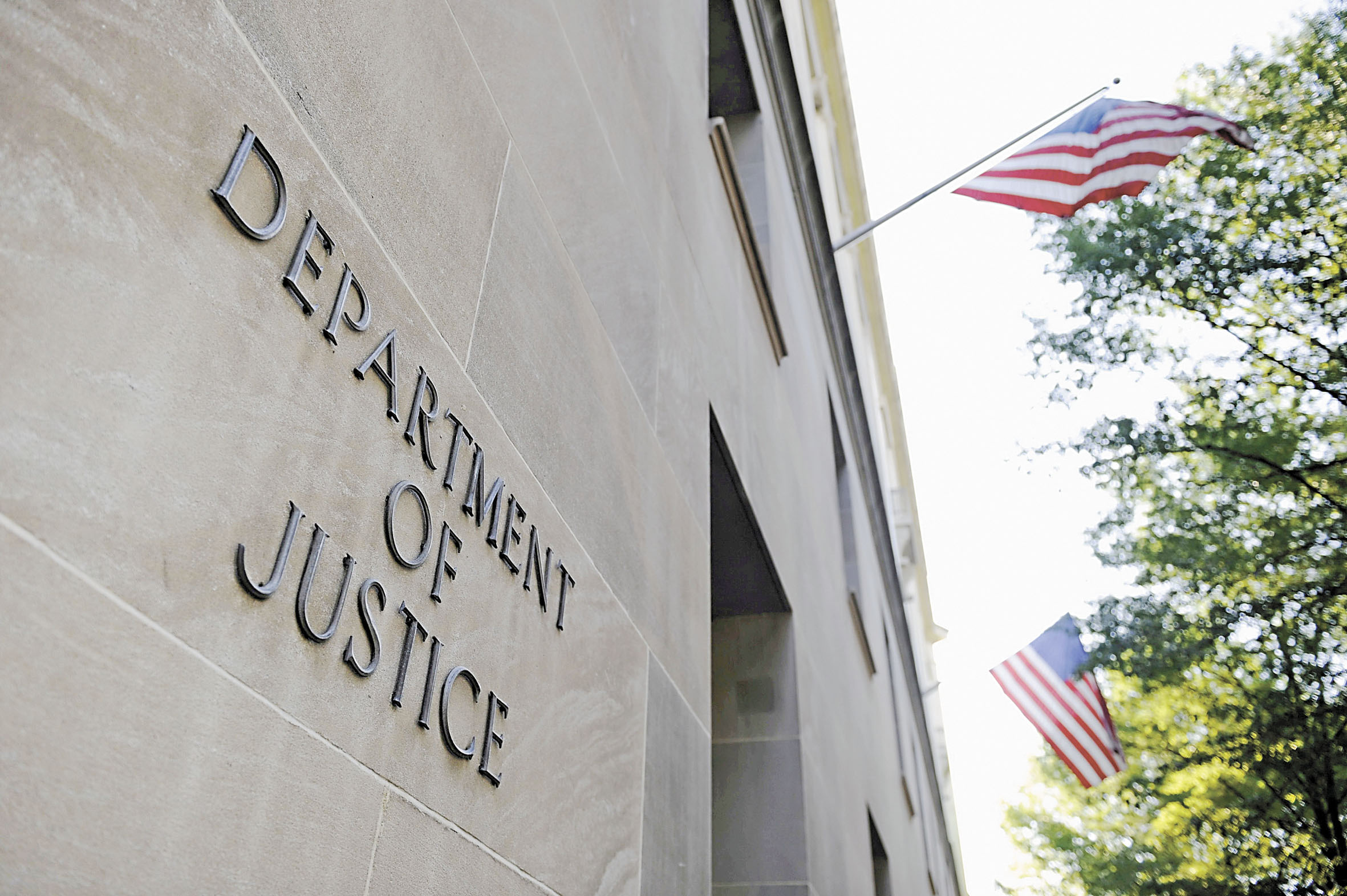 司法部宣布，取消兩名歸化入籍的美國公民的身分。圖為司法部大樓。路透社資料圖片