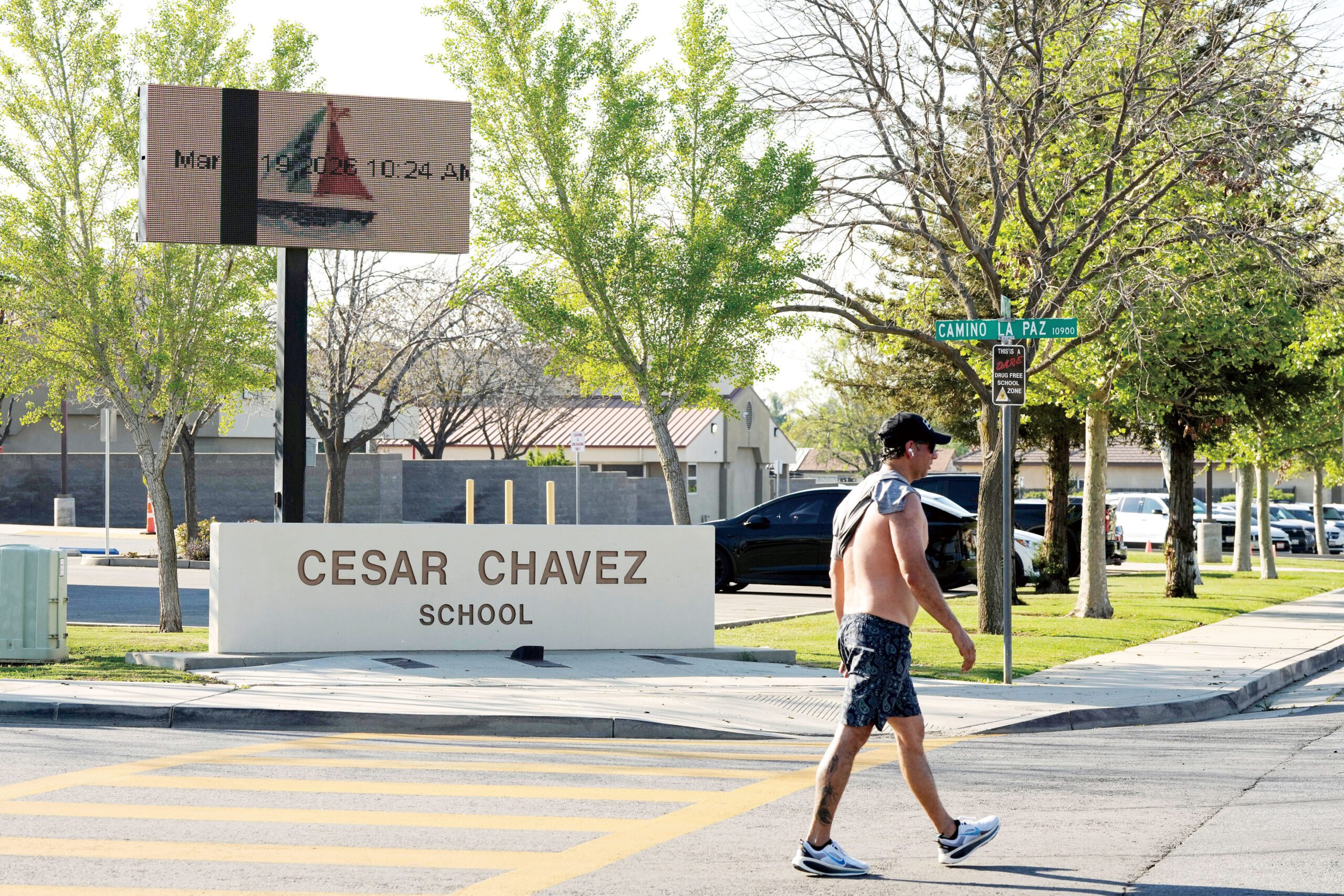 圖為位於中加州貝克斯菲(Bakersfield)的查韋斯小學。美聯社