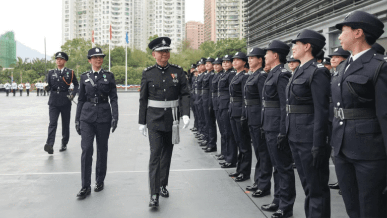 入境處130名學員結業 儀仗隊以步操砌出「65」賀部門成立65周年