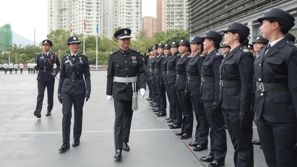 入境處130名學員結業 儀仗隊以步操砌出「65」賀部門成立65周年