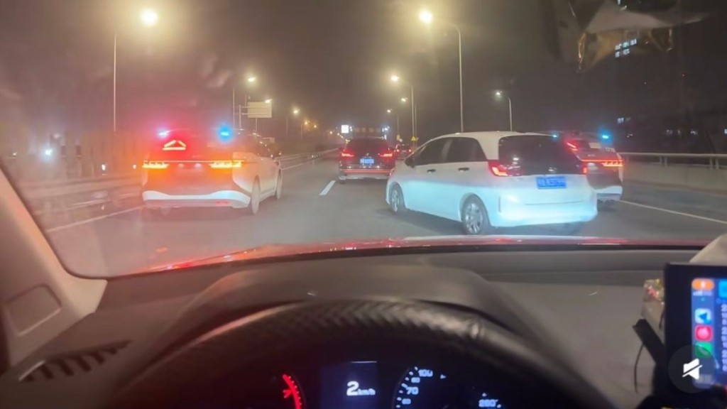 武漢百度自動駕駛服務故障 多輛「蘿蔔快跑」車輛停駛致交通受阻