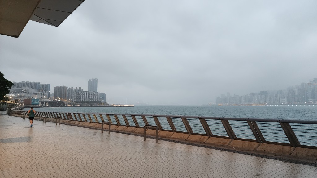 天文台預測今日大致多雲有驟雨 最高氣溫約25度