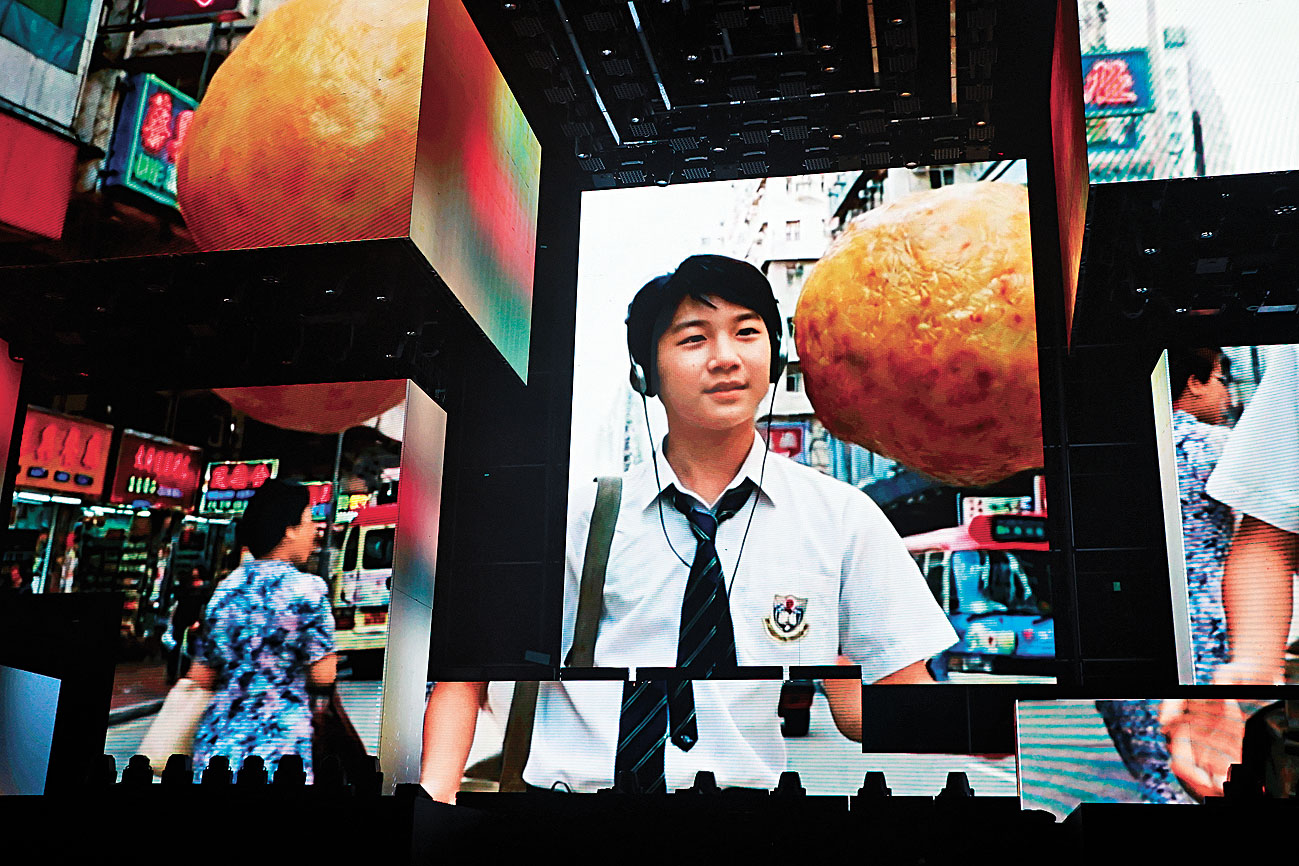 ■現場以AI重現少年Leon聽著歌返學的畫面，非常感人。