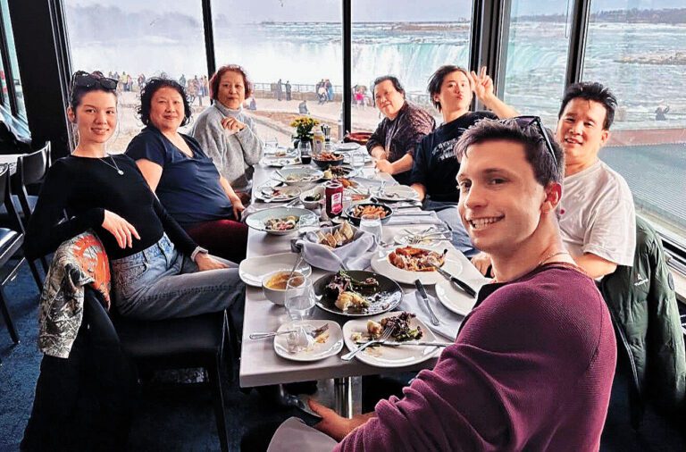■姜濤同家人遊覽尼加拉大瀑布及開心聚餐。