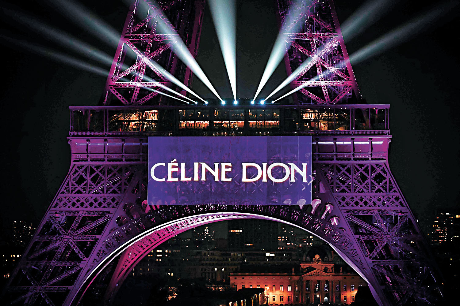 ■巴黎艾菲爾鐵塔亦亮燈為莎蓮打氣。路透社