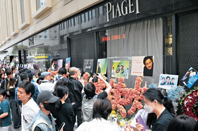 ■昨日文華東方酒店外聚集大批「哥迷」，現場再度變成花海。