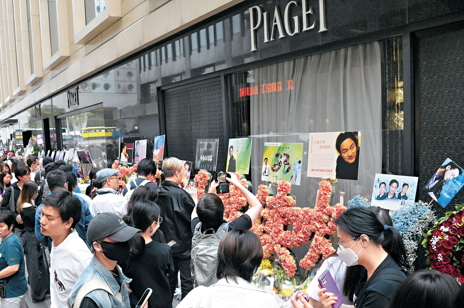 ■昨日文華東方酒店外聚集大批「哥迷」，現場再度變成花海。