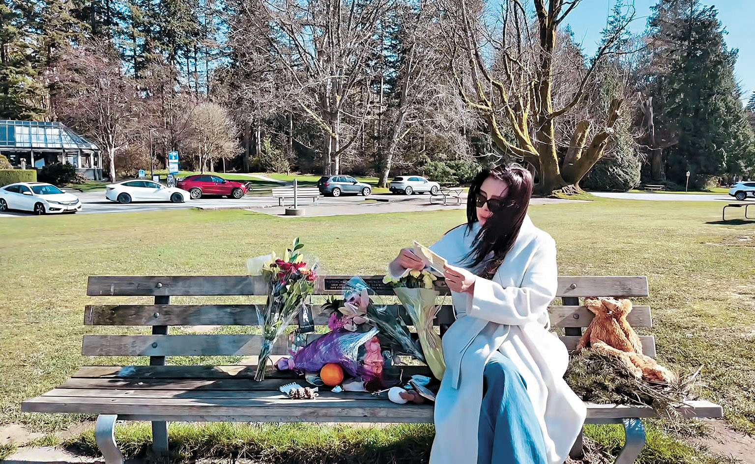 ■王祖賢到溫哥華史丹利公園的紀念長椅悼念哥哥。