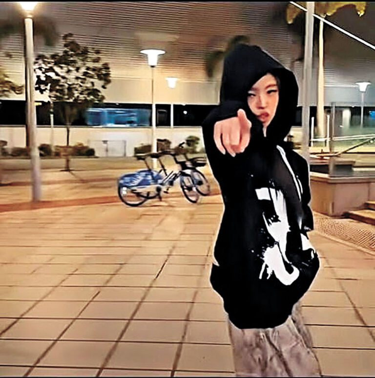 ■Jennie早前到港演出時，趁夜闌人靜在街上拍dance challenge影片。