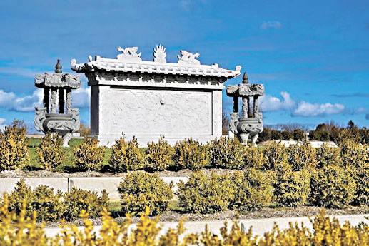 萬福牌坊寓意接納萬福，萬福臨門，福澤後代。