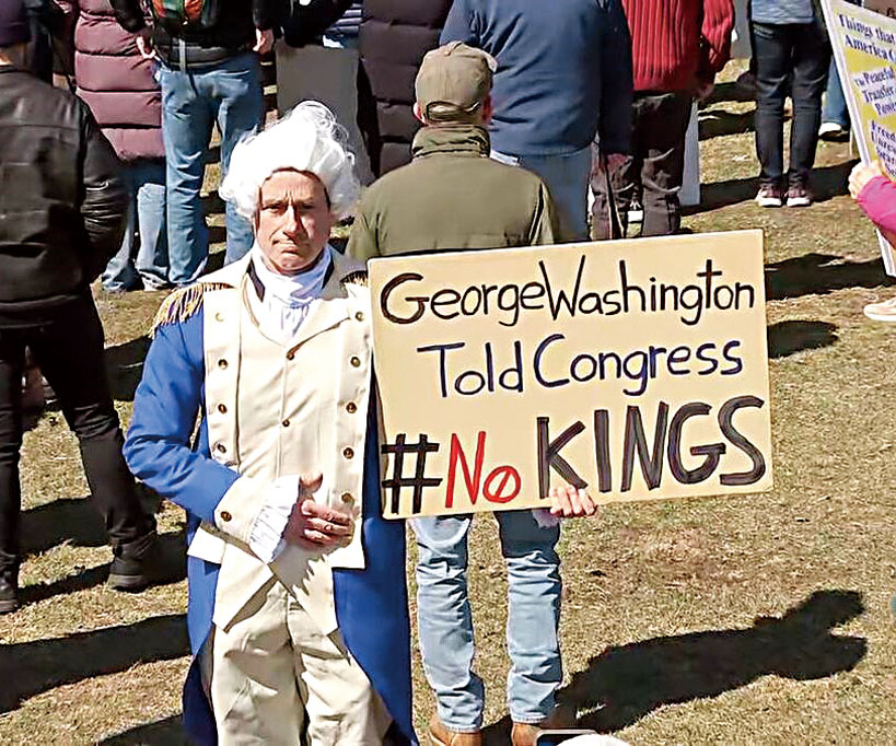 一位打扮成開國總統華盛頓的抗議者。