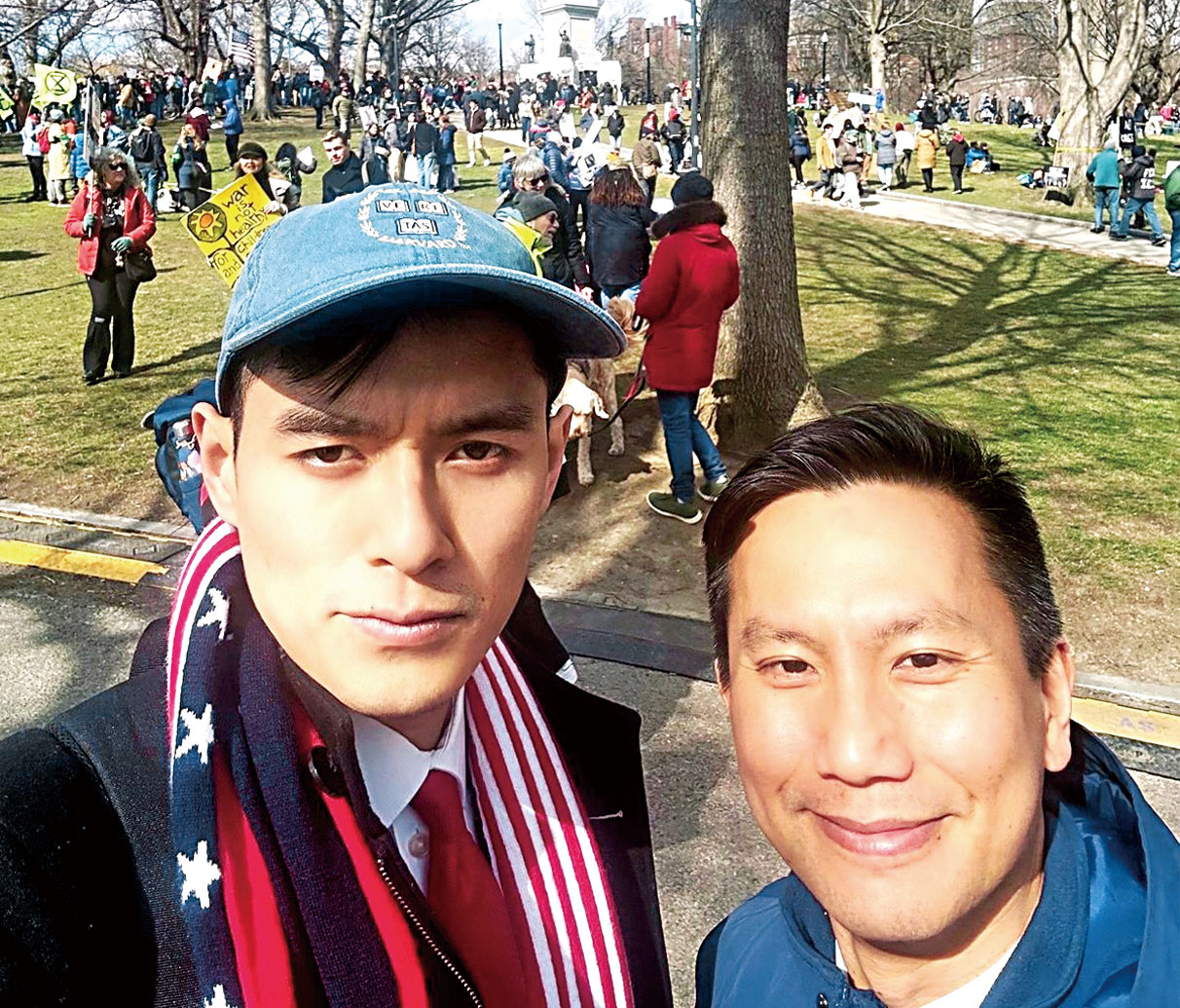 亞裔抗議者在現場留影。