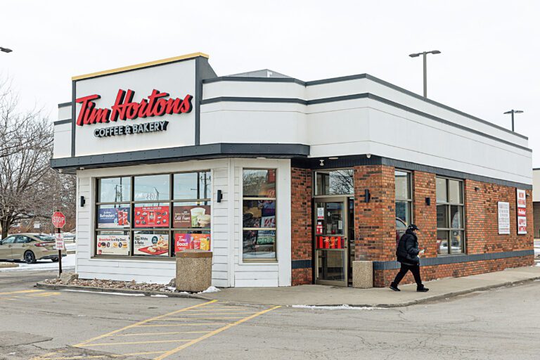 沙阿萊姆被邊境巡邏隊丟棄在已打烊的Tim Hortons甜甜圈店門外，隨後被發現陳屍街頭。 Jalen Wright/紐約時報