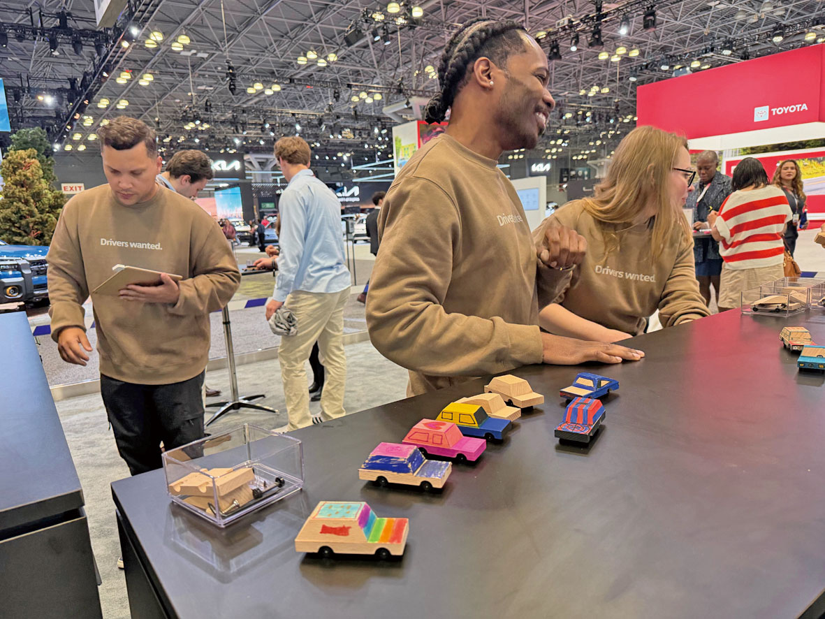 大眾提供積木讓民眾組裝上彩。