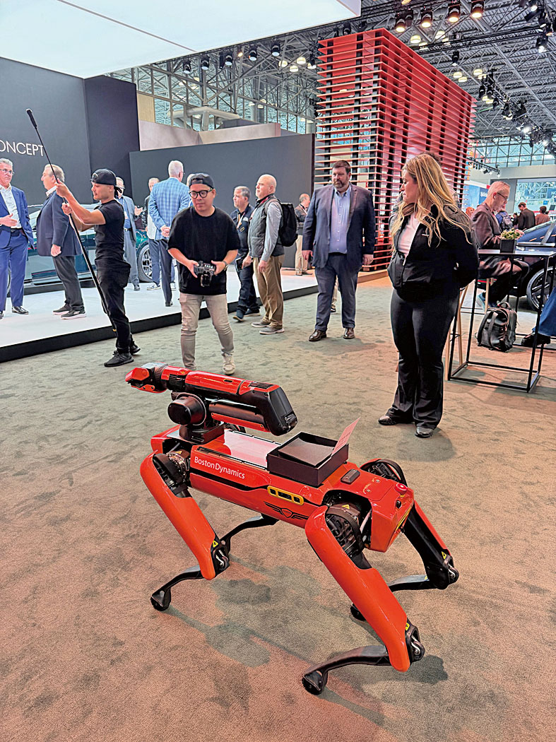 捷尼賽思出動機械犬迎賓。