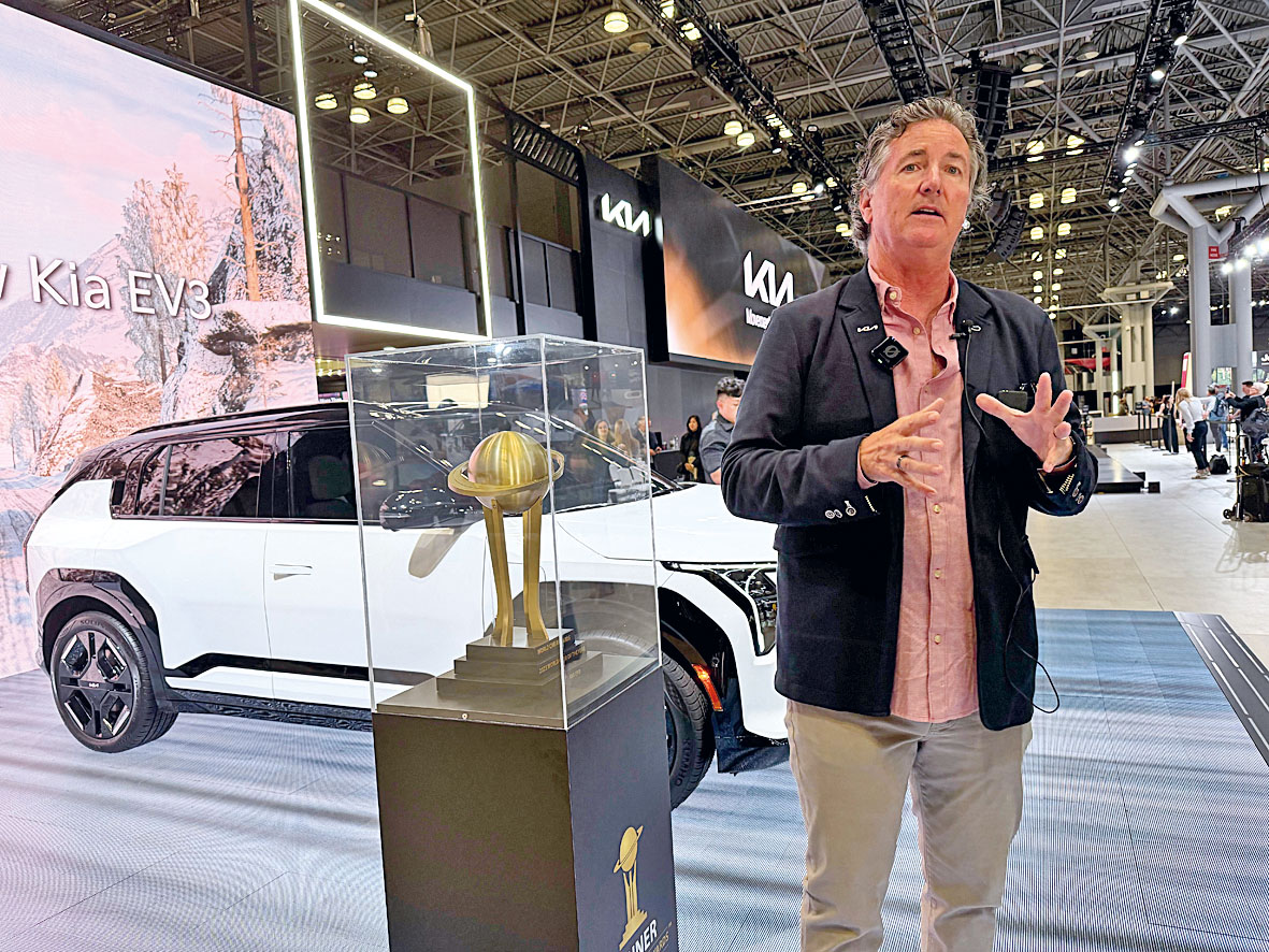 起亞公關主任貝爾介紹全新EV3。