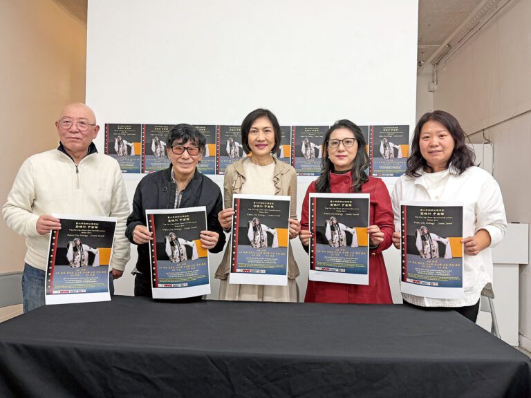 童小苓劇坊年度演出，與中國前來的京劇演員在記者會上合照。