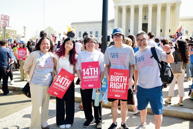 亞裔投票聯盟總監陳棣芳（左一）率隊前往高院聆聽法庭辯論。