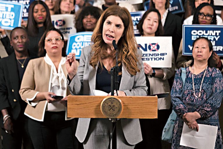 朱曼寧在集會上呼籲阻止人口普查加公民身份問題的企圖。