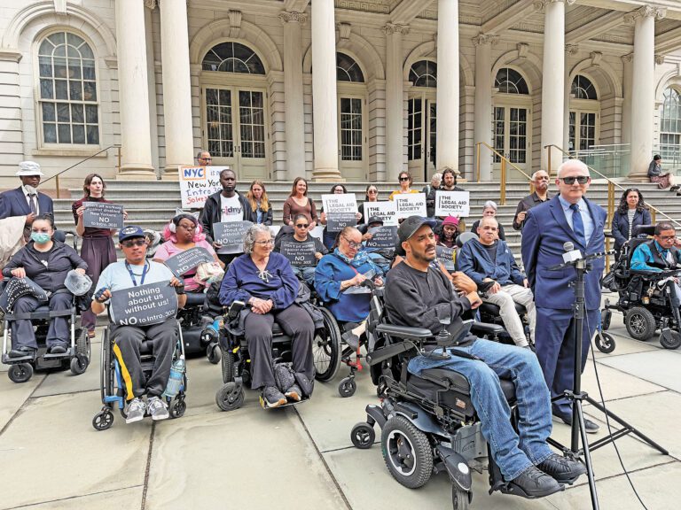 數十名需要24小時謢理的殘障人士强烈反對《Intro.303》法案，與他們性命生死攸關。