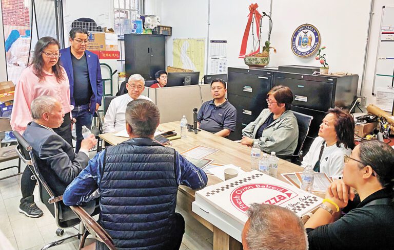 鄭永佳(圖左著白衣)與譚仲明(圖左手持水瓶)1日稱要確保徹底撤銷此案。 張之銘攝