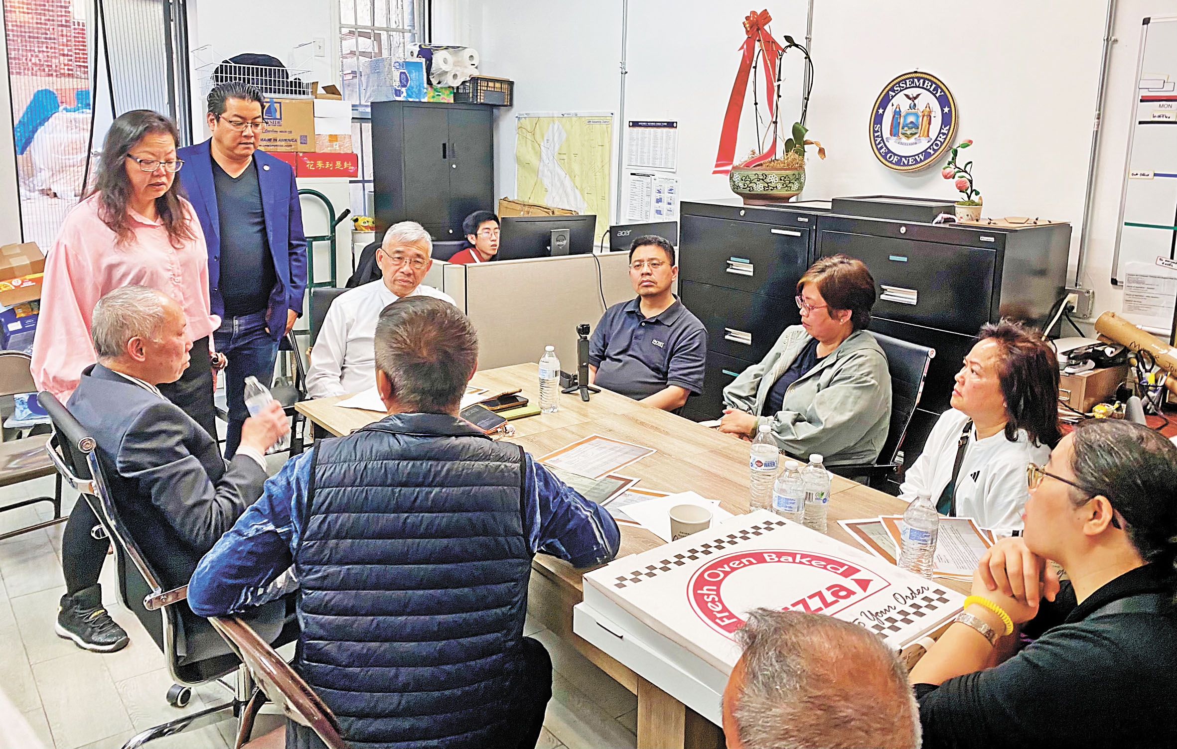 鄭永佳(圖左著白衣)與譚仲明(圖左手持水瓶)1日稱要確保徹底撤銷此案。 張之銘攝