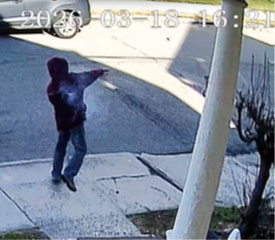 圖為埃爾德斯被監控捕捉到向街頭投擲自製爆炸物的畫面。 檢方提供