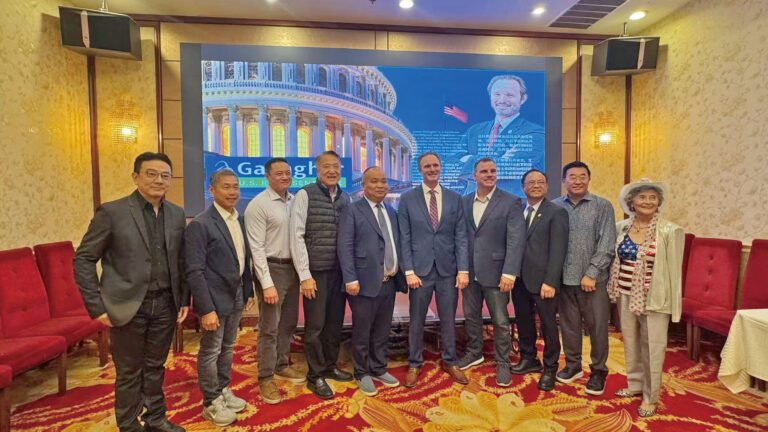 蓋拉佛 (右5) 與出席支持的共和黨嘉賓合影。 記者陸新攝