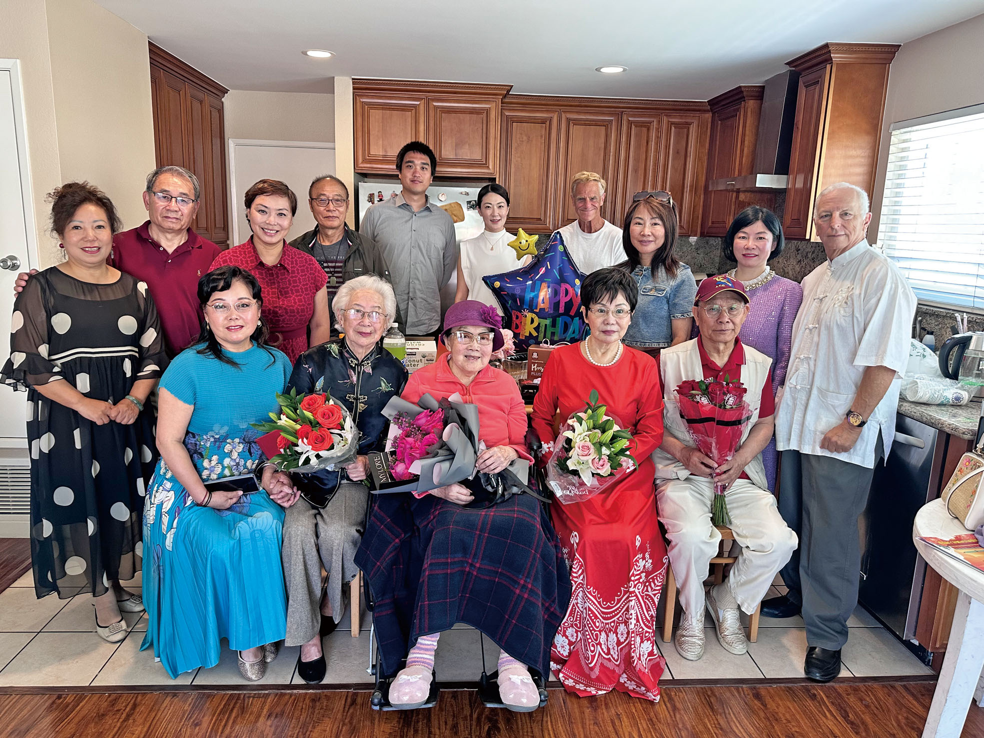 張素久 (前排中) 與到訪來賓大合照。 受訪人提供