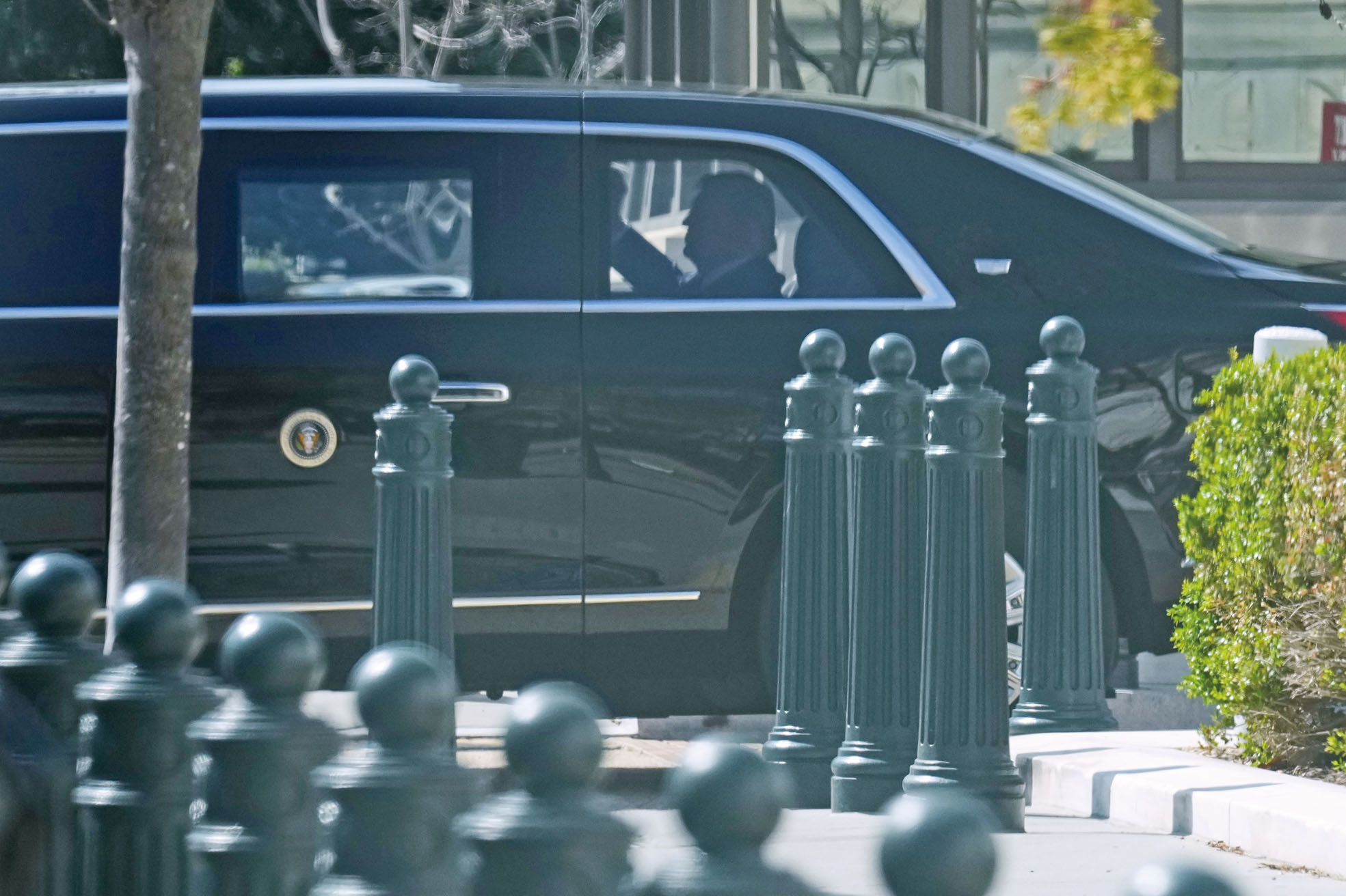 特朗普總統旁聽完之後,坐車離開聯邦最高法院。 美聯社