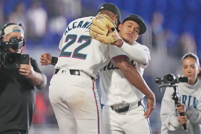 隊友給阿爾坎塔拉（22號）送上擁抱。路透社