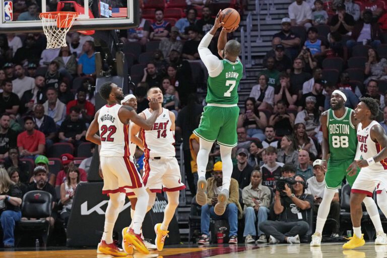 布朗手感火燙，首節獨攬20分，全場更是爆砍43分。美聯社