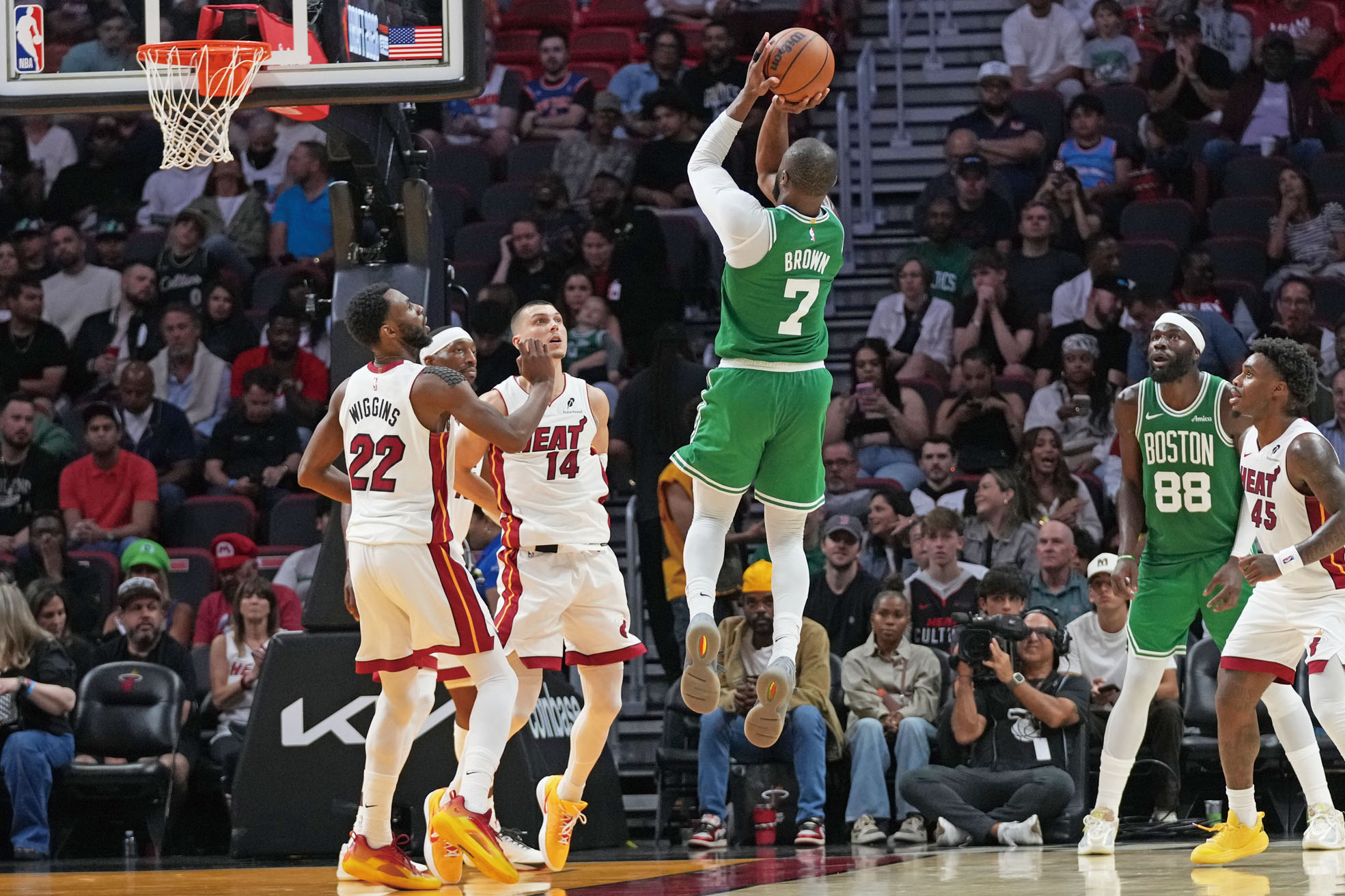 布朗手感火燙,首節獨攬20分,全場更是爆砍43分。美聯社