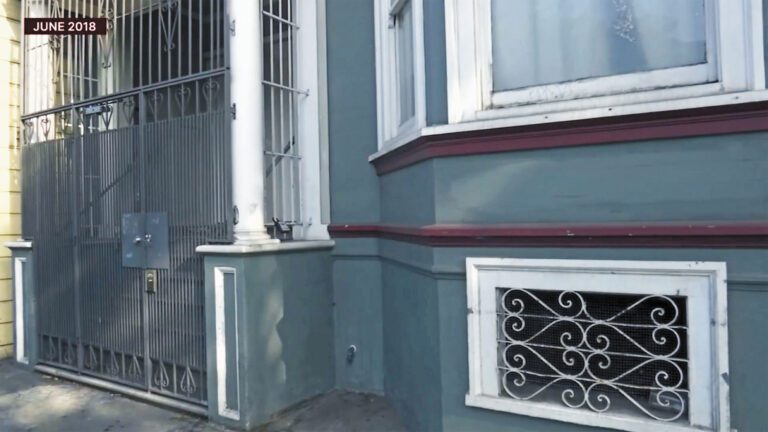 案發公寓外。KRON電視畫面