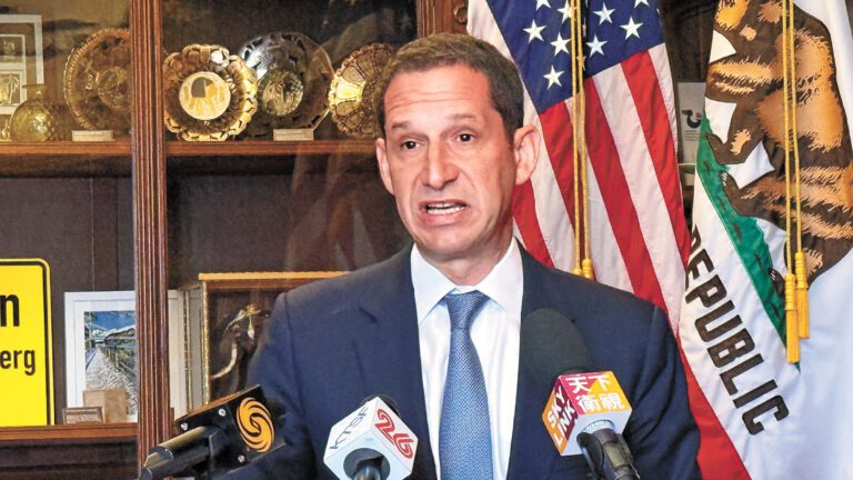 市長羅偉介紹出訪計劃與目的。本報記者黃偉江攝