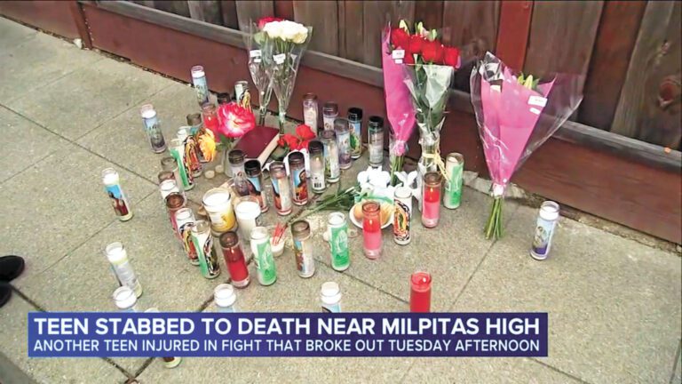 死者親友在案發現場悼念。ABC7電視畫面