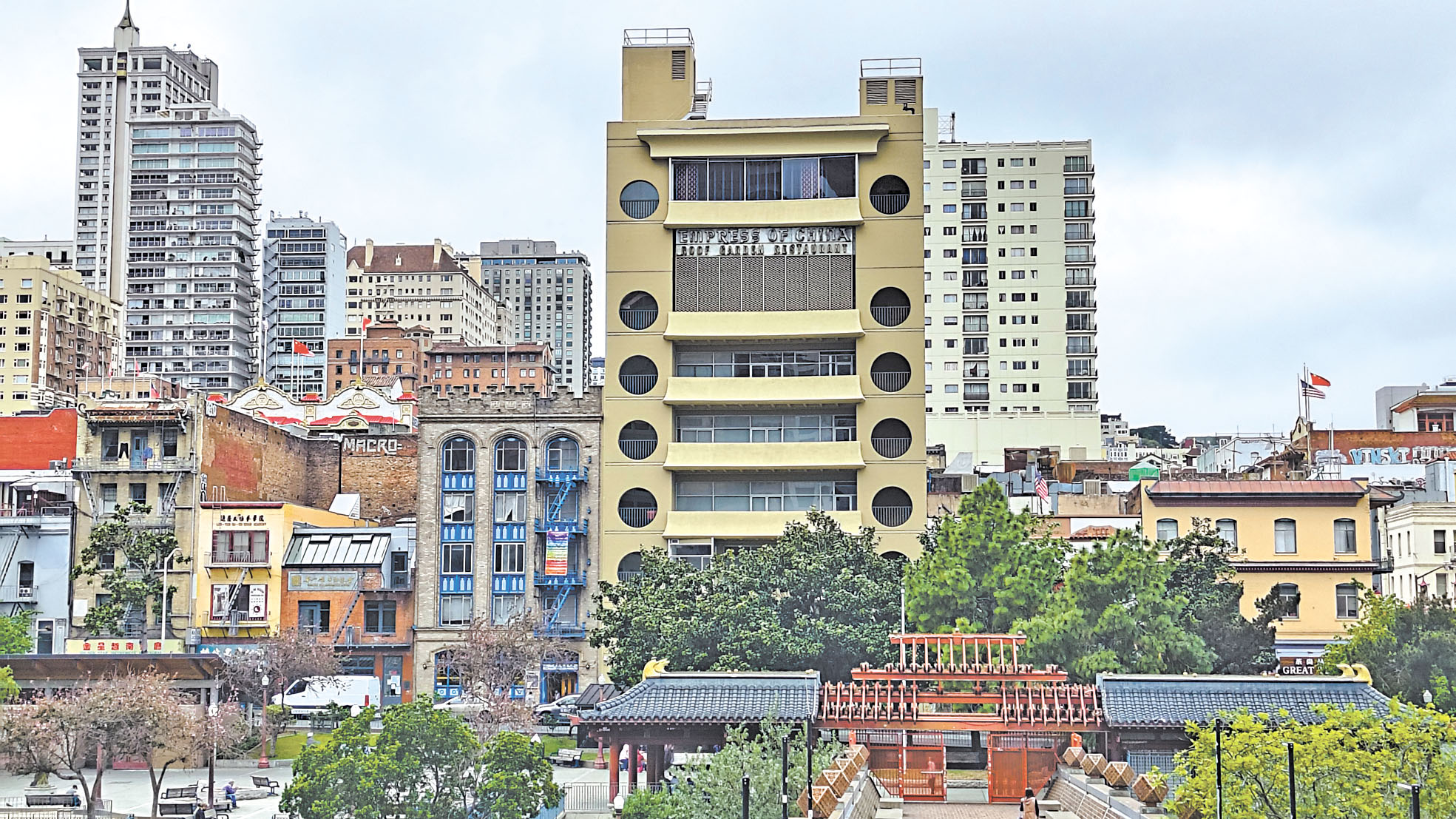 從中華文化中心隔著花園角遙望現時的昌記棧。記者黃偉江攝