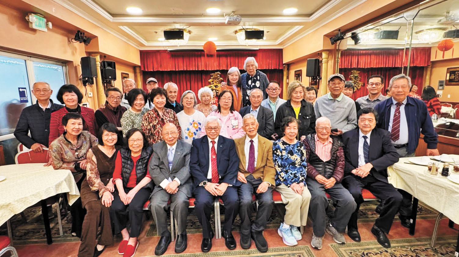 美西珠海大學校友會同仁合影。