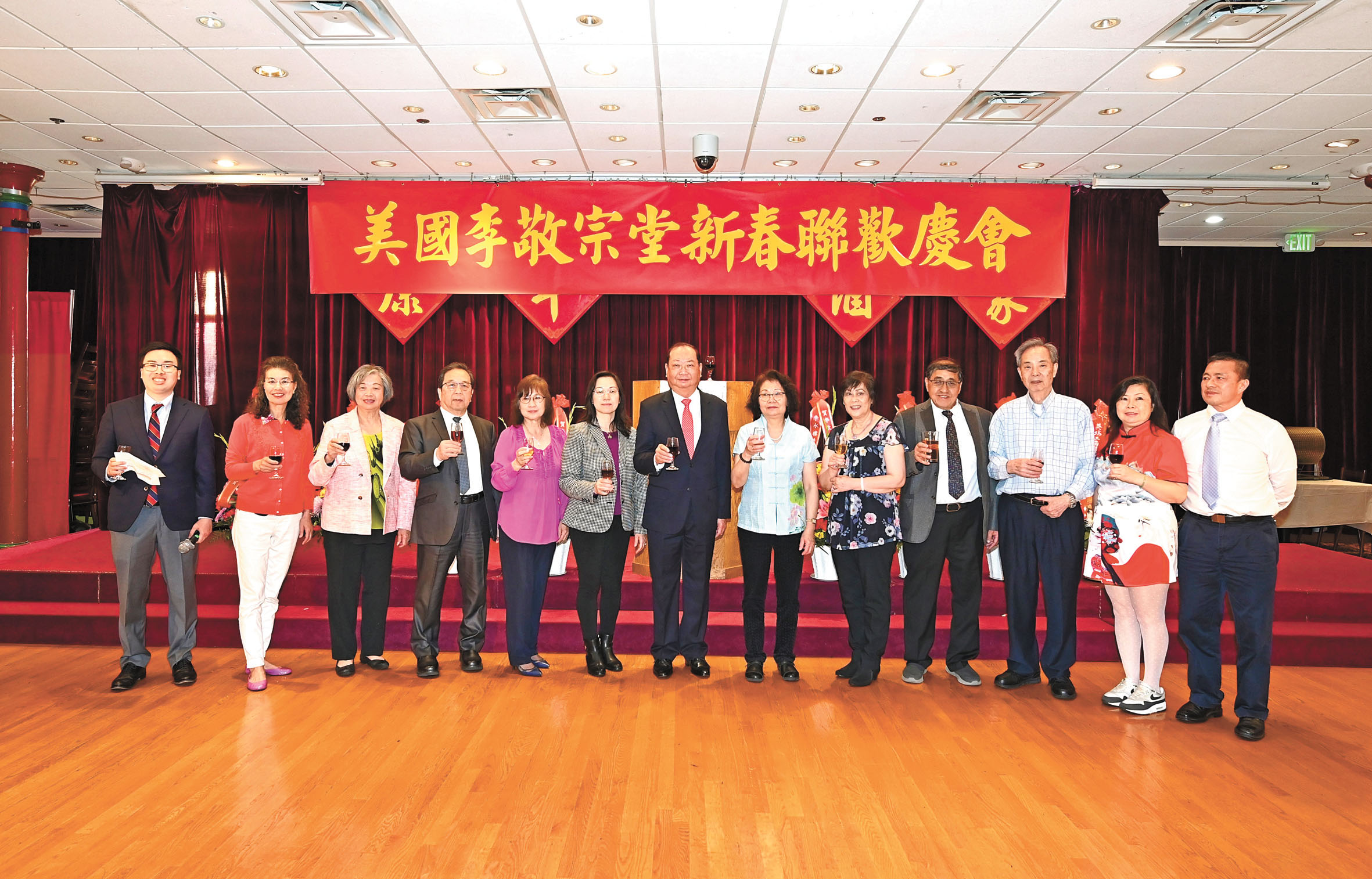 李敬宗堂首長與嘉賓在慶會上共同祝酒。馬紅兵攝